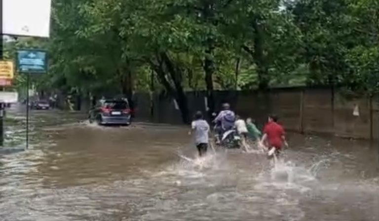 Banjir di Jalan Endro Suratmin Bandar Lampung Picu Kritik Warga, Infrastruktur Drainase Dinilai Buruk