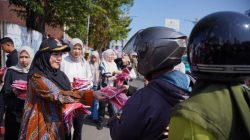 Eva Dwiana Ajak Warga Kibarkan Merah Putih, Bagikan 10 Ribu Bendera