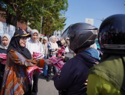 Eva Dwiana Ajak Warga Kibarkan Merah Putih, Bagikan 10 Ribu Bendera