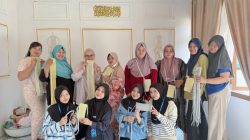 Mahasiswa KKN UIN STS Jambi Ajari Ibu-Ibu Desa Ture Bikin Tas dari Tali Kur